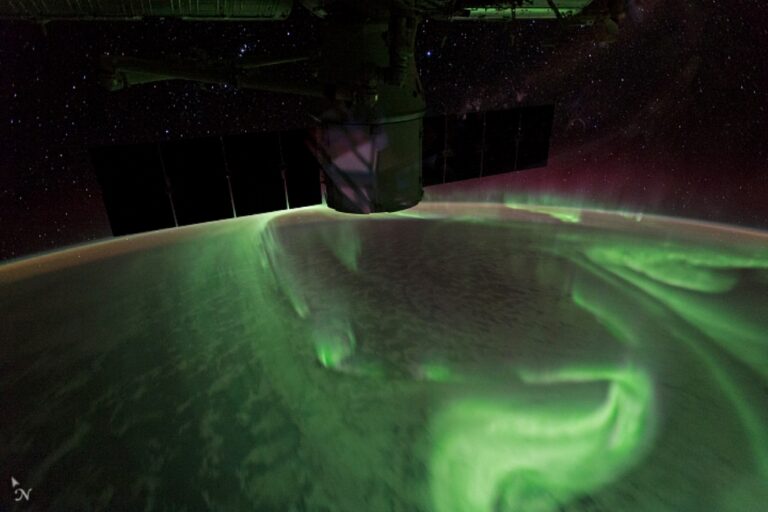 Jednou z teorií byla i neobvyklá polární záře. Zdroj foto: NAsa Astronaut photograph from ISS, Public domain, via Wikimedia Commons