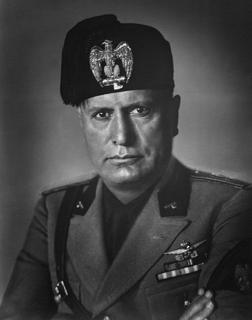 Italský diktátor Benito Mussolini obdržel darem jednu mumii ze starověkého Egypta. Zdroj foto:   Uknown author, Public domain, via Wikimedia Commons