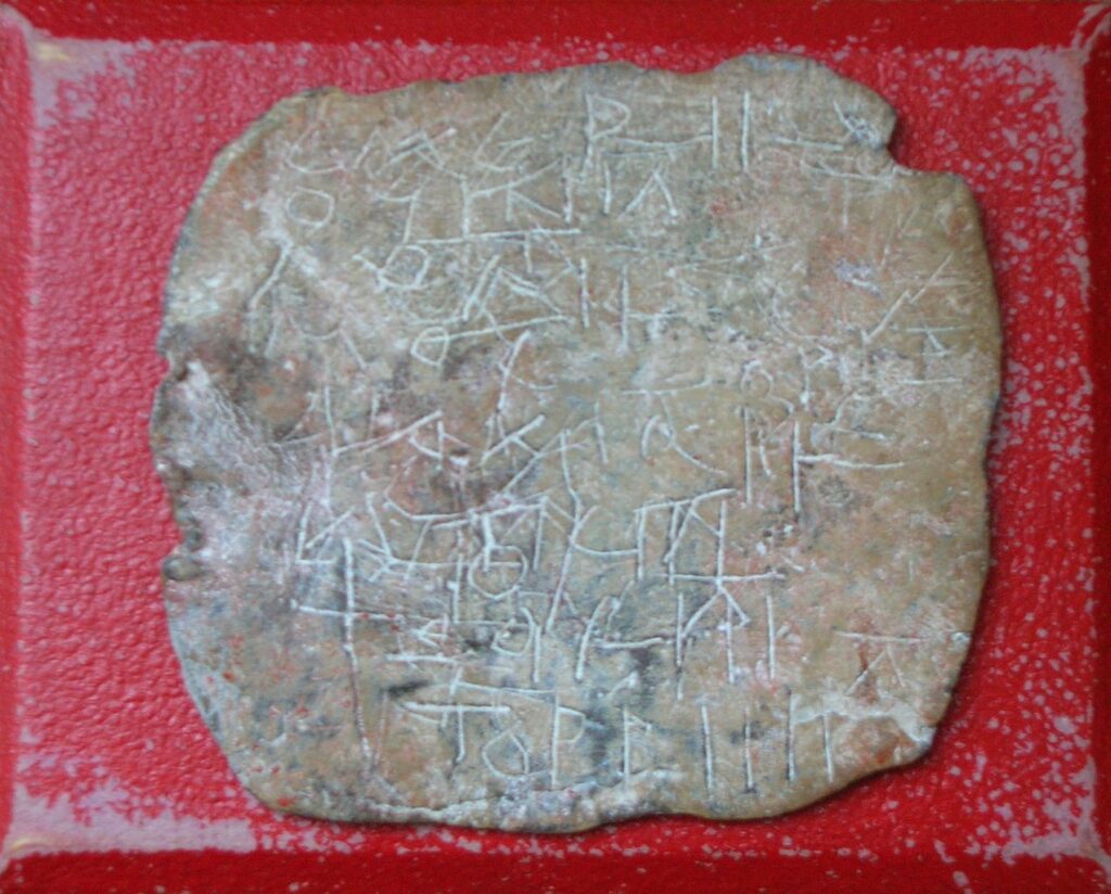 Oproti zaklínadlům byly v antice výrazně těžším kalibrem proklínací tabulky. Zdroj foto: Pankratos, Public domain, via Wikimedia Commons