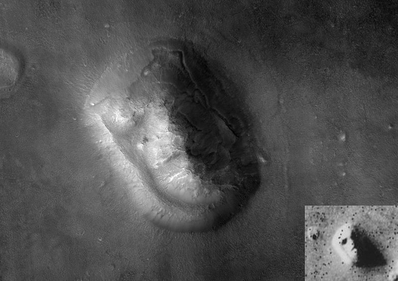 Projekce povrchu Marsu vytvořená na základě snímků z kamery HiRISE na palubě americké sondy Mars Reconnaissance Orbiter ukazuje jeden z pahorků v oblasti Cydonia Mensae. Pahorek, známý jako Tvář na Marsu, vzdáleně na starších fotografiích pořízených Vikingem 1 roku 1976 připomínal humanoidní tvář, což vyvolalo mnoho konspiračních teorií. Malý snímek v rohu je původní fotografie z roku 1976. Foto: NASA / JPL / University of Arizona - Creative commons 