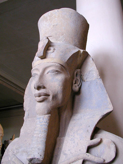 Achnaton má nezvykle protáhlé rysy. FOTO: neznámý autor / Creative Commons / volné dílo 