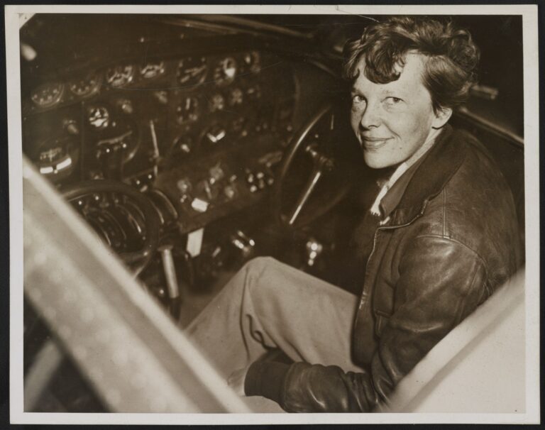 Amelia Mary Earhart byla americká letkyně, která v roce 1928 jako první žena přeletěla Atlantský oceán. Foto: Slowking4 / Creative Commons / PD US no notice