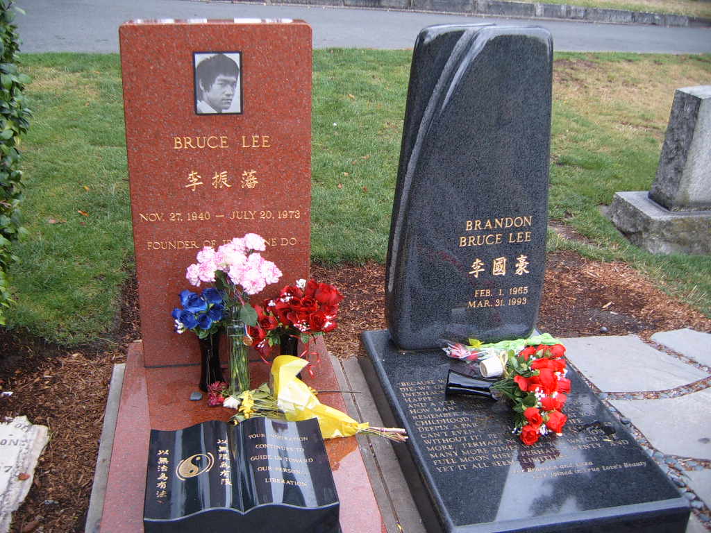 Brandon Lee má hrob vedle svého otce, rovněž předčasně zesnulého Bruce Lee. FOTO: neznámý autor / Creative Commons / volné dílo 