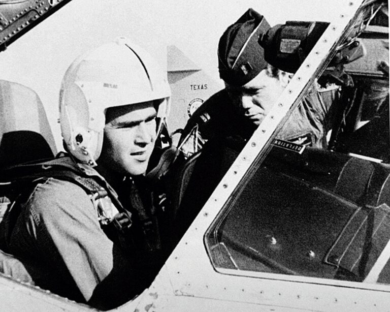 George W. Bush během války pilotoval letadla