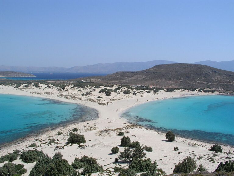 Pláž Simos na ostrově Elafonisos nedaleko Pavlopetri. FOTO: Dnalor 01 – Vlastní dílo / Creative Commons / CC BY-SA 3.0
