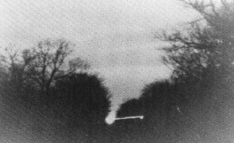 Fotografie z počátku 90. let zachycuje jedno ze světel Ďáblovy promenády, foto neznámý autor / Creative Commons / volné dílo