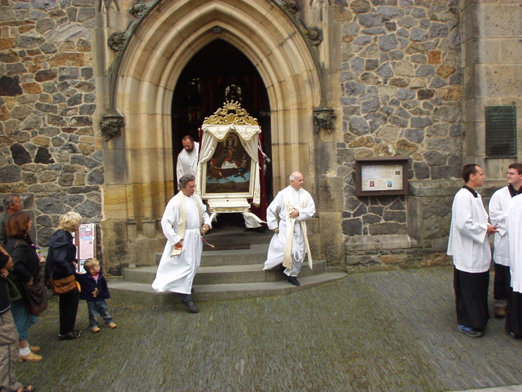 Vynášení Madony z klatovského kostela, foto  ABC2 / Creative Commons / Volné dílo