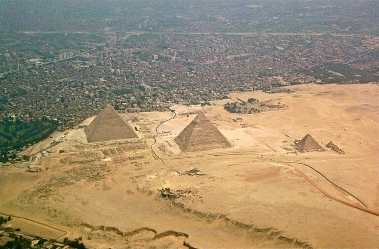 Letecký pohled na obří egyptské pyramidy. FOTO: Robster1983 / Creative Commons / CC0