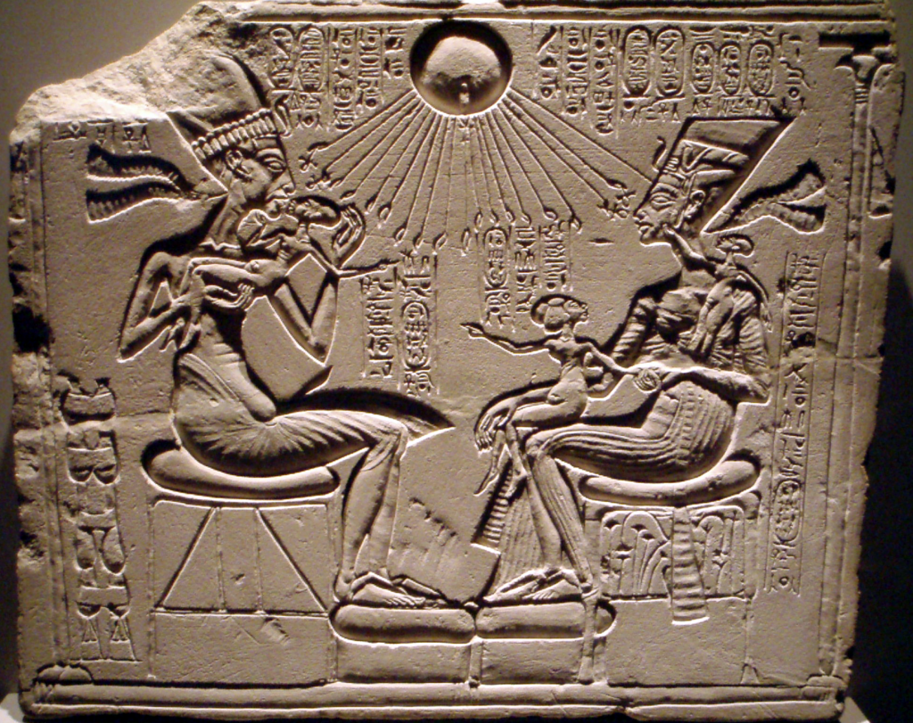Faraon se svou rodinou. Proč vypadají tak podivně? FOTO: neznámý autor / Creative Commons / volné dílo 