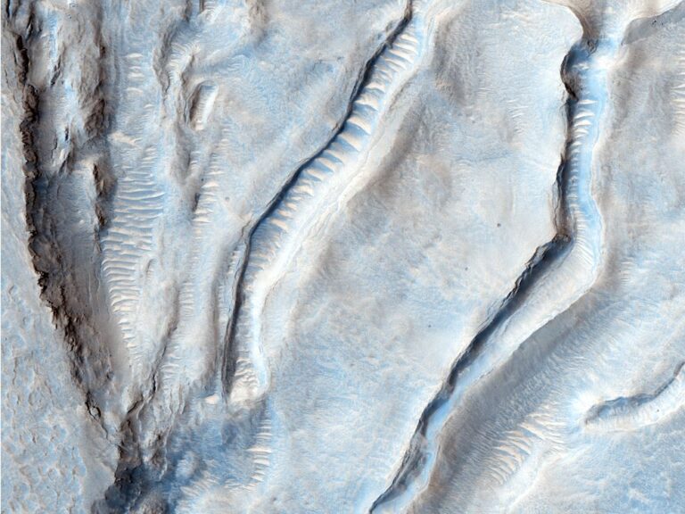 Arabia Terra. Místo, které je samé překvapení. Foto: NASA/JPL/UNIVERSITY OF ARIZONA - volné dílo