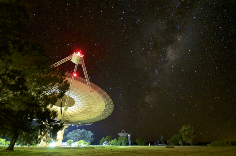Radioteleskop Parkes v Novém Jižním Walesu, foto Daniel John Reardon / Creative Commons / CC BY-SA 4.0