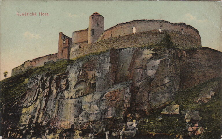 Podoba hradu Kunětická hora na pohlednici z roku 1911. Zdroj obrázku: Unknown author, Public domain, via Wikimedia Commons