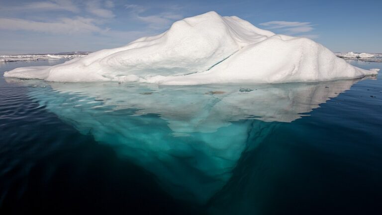 I ledové hory plující v oceánu mohou ve svých útrobách skrývat mimozemské artefakty. Zdroj foto: AWeith, CC BY-SA 4.0 <https://creativecommons.org/licenses/by-sa/4.0>, via Wikimedia Commons