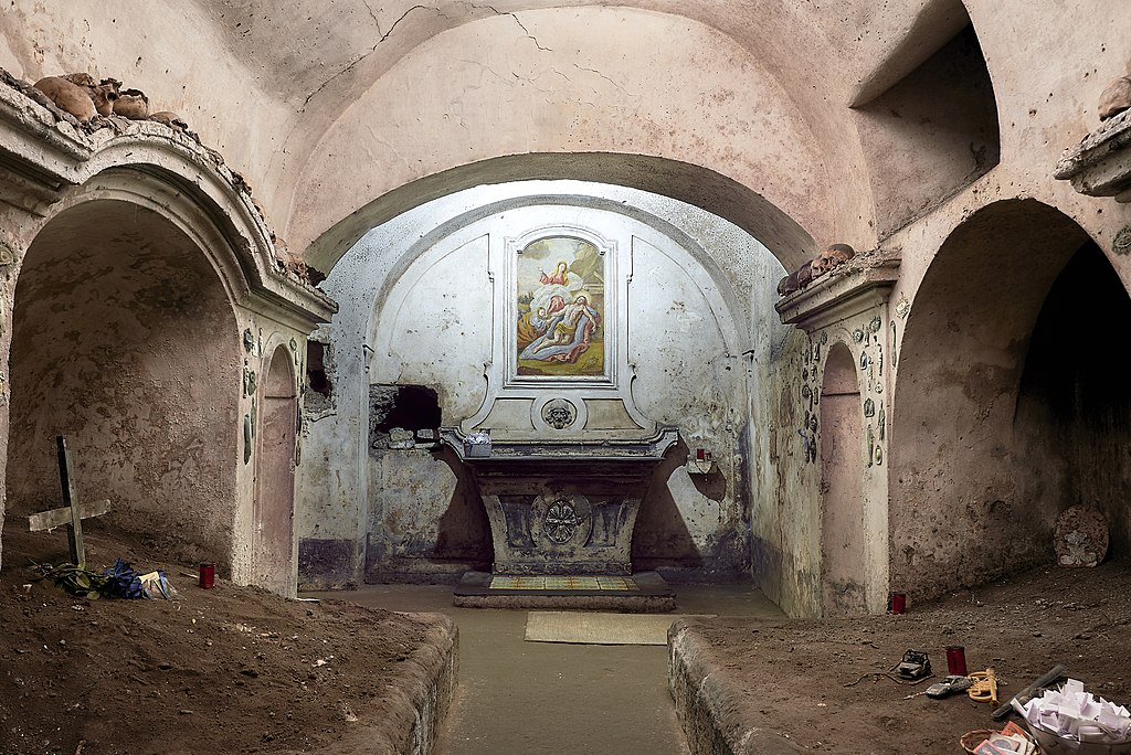 Pohřbívání v podzemí mělo ryze praktické důvody. Na povrchu bylo málo volných hrobových míst. Zdroj foto: Massimo Faella, CC BY-SA 4.0 , via Wikimedia Commons