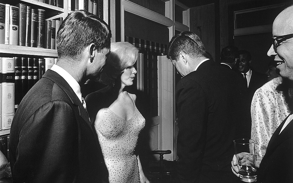 Herečka se prý zaplete s oběma bratry, prezidentem JFK i Bobbym Kennedym. Foto: Cecil W. Stoughton / CC - volné dílo 