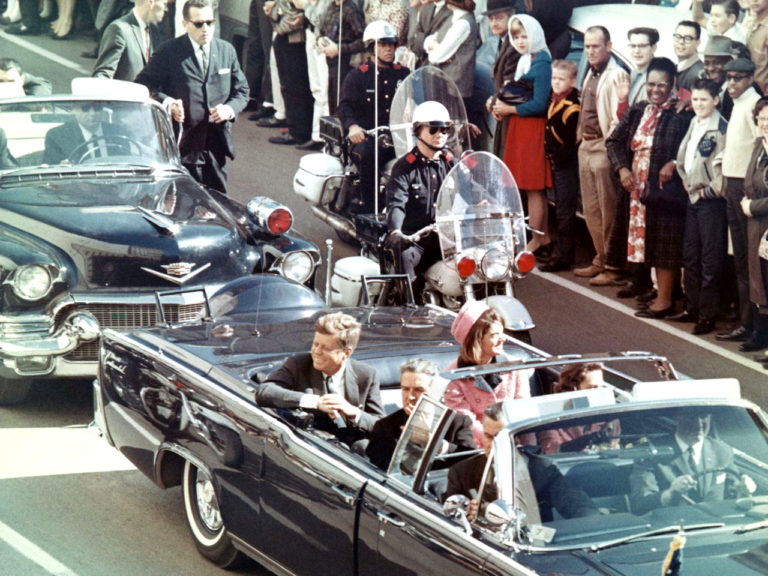 Vteřiny před Kennedyho smrtí, foto Walt Cisco, Dallas Morning News / Creative Commons / volné dílo