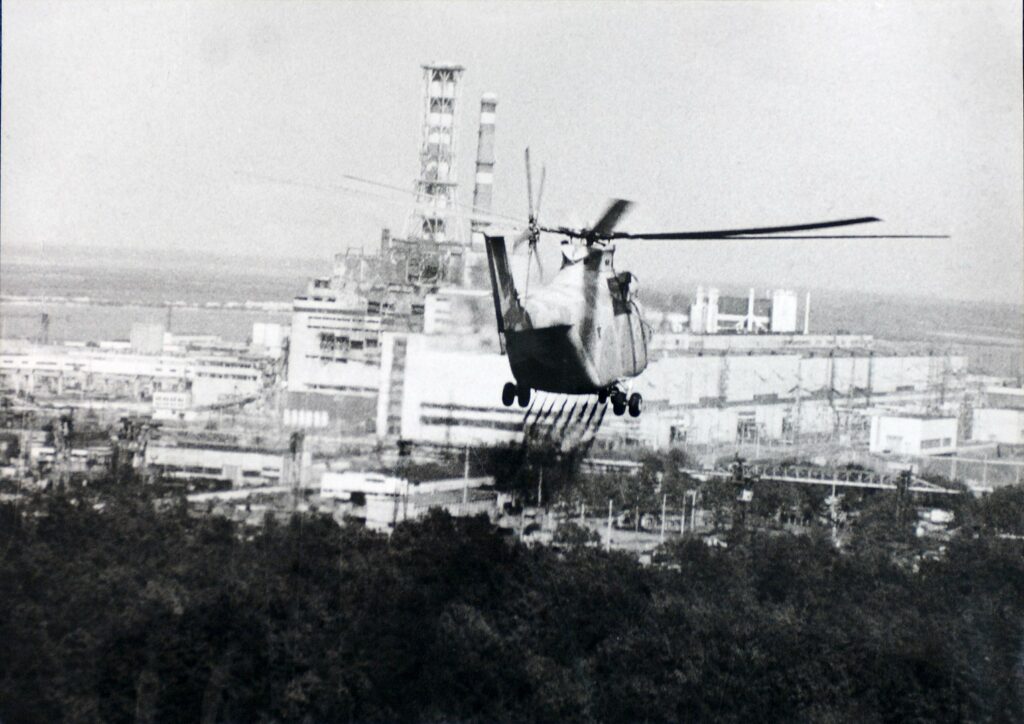 Vrtulník rozprašující dekontaminační kapalinu v červnu 1986. FOTO: IAEA Imagebank / Creative Commons / CC BY-SA 2.0