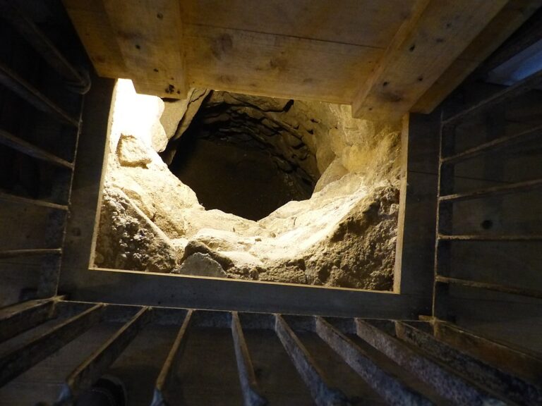 Nejslibnější teorií je využití záhadných tunelů jako příbytků pro duše zemřelých. Zdroj foto: Wolfgang Sauber, CC BY-SA 4.0 <https://creativecommons.org/licenses/by-sa/4.0>, via Wikimedia Commons