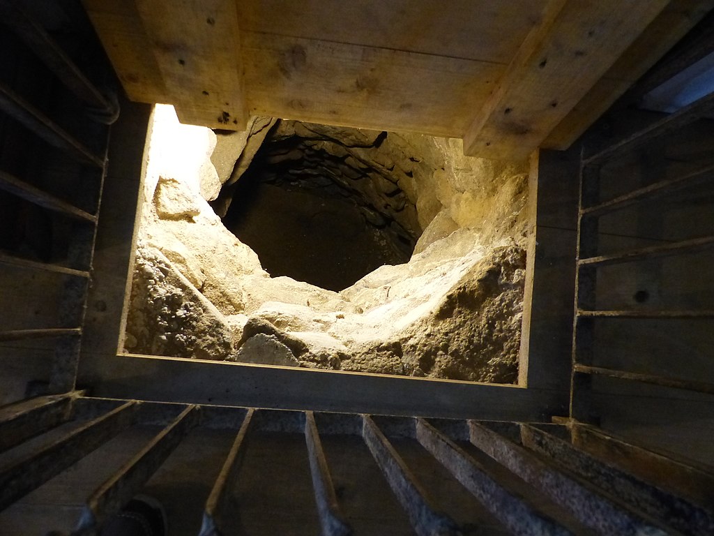 Nejslibnější teorií je využití záhadných tunelů jako příbytků pro duše zemřelých. Zdroj foto:   Wolfgang Sauber, CC BY-SA 4.0 , via Wikimedia Commons