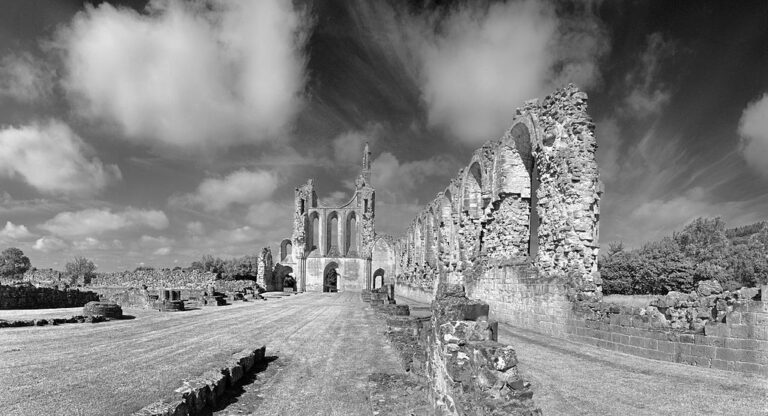 Byland Abbey je duchařskými příběhy proslulé. Zdroj foto: Grant Shaw, CC BY-SA 3.0 <https://creativecommons.org/licenses/by-sa/3.0>, via Wikimedia Commons