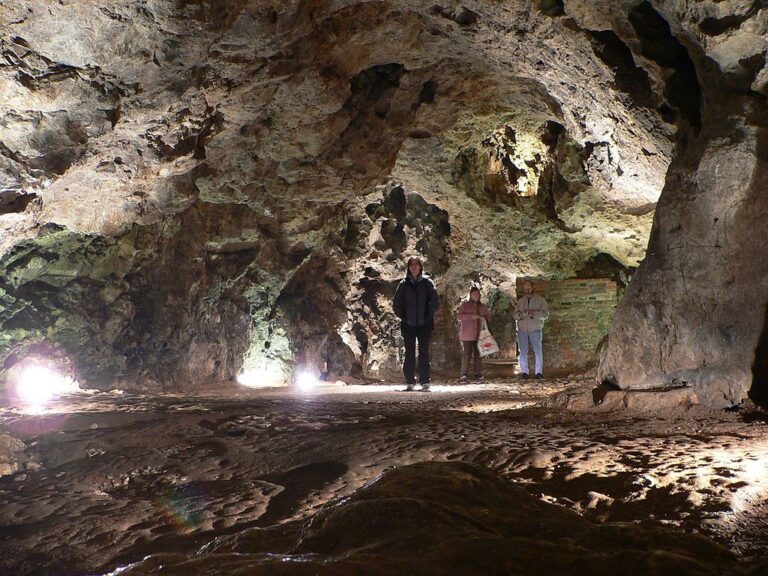 Jeskyně, kde se údajně nacházelo doupě wawelského draka. Zdroj foto: Craig Nagy from Vancouver, Canada, CC BY-SA 2.0 <https://creativecommons.org/licenses/by-sa/2.0>, via Wikimedia Commons