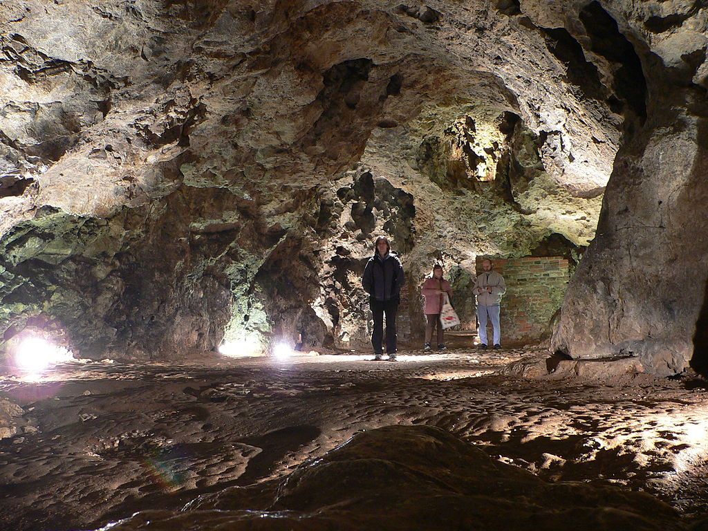 Jeskyně, kde se údajně nacházelo doupě wawelského draka. Zdroj foto:  Craig Nagy from Vancouver, Canada, CC BY-SA 2.0 , via Wikimedia Commons

