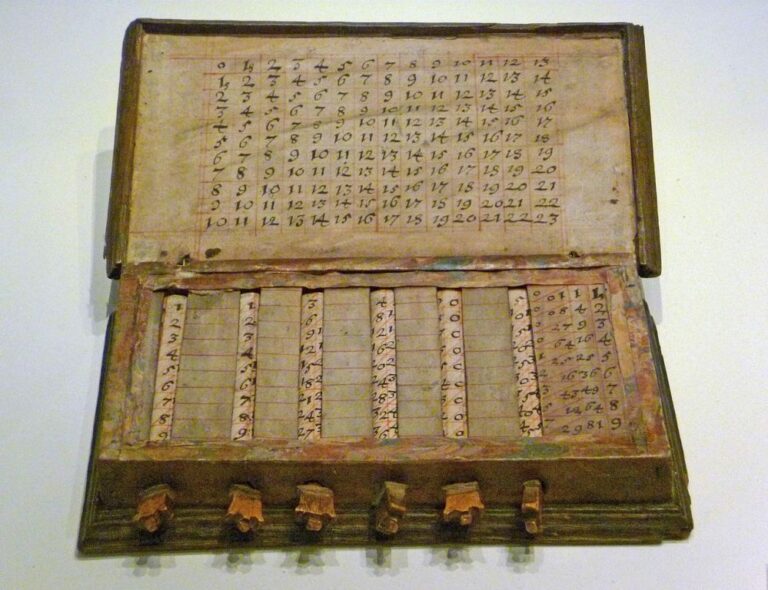 „Skoro-kalkulačka“ z dílny Johna Napiera. Zdroj obrázku: Kim Traynor, CC BY-SA 3.0 <https://creativecommons.org/licenses/by-sa/3.0>, via Wikimedia Commons