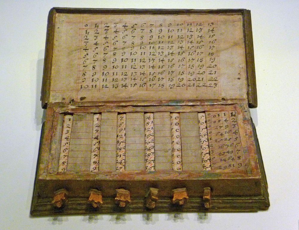 „Skoro-kalkulačka“ z dílny Johna Napiera. Zdroj obrázku:   Kim Traynor, CC BY-SA 3.0 , via Wikimedia Commons
