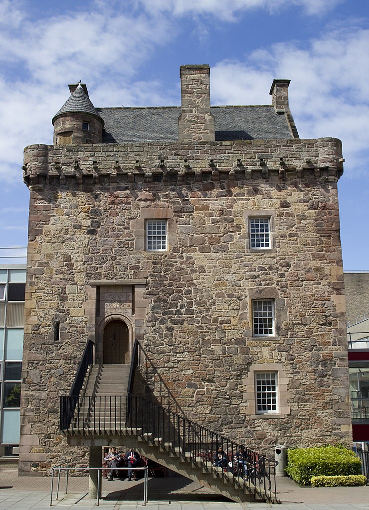 Historickým objektem spjatým s klanem, jehož součástí byl i John Napier, je Merchiston Tower v Edinburghu. Zdroj foto: Stefan Schäfer, Lich, CC BY-SA 3.0 , via Wikimedia Commons