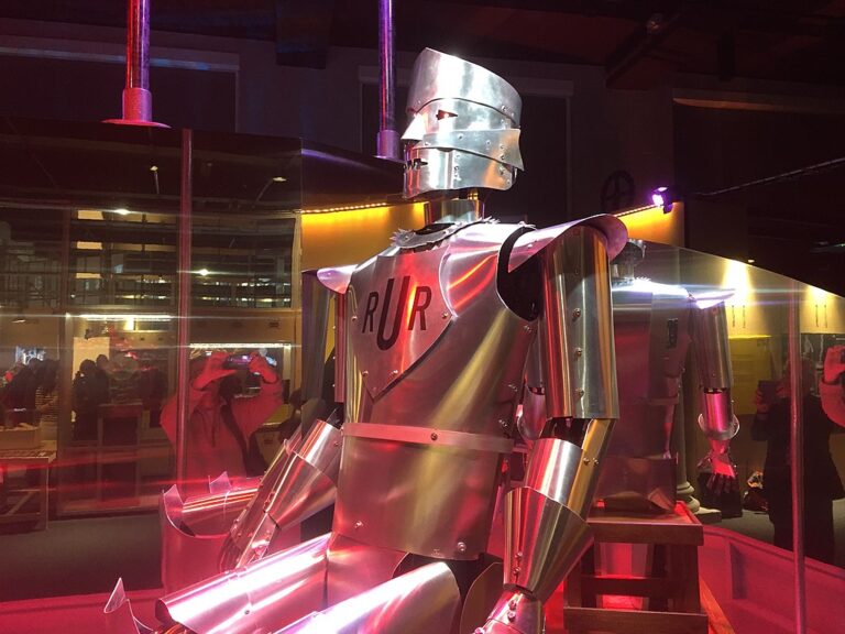 Prvního robotického humanoida můžeme při troše fantazie objevit už v antice. Pak si lidstvo muselo počkat na hru R.U.R.. z pera Karla Čapka, aby tyto stroje získaly obecné jméno. Zdroj foto: Matt Brown from London, England, CC BY 2.0 , via Wikimedia Commons