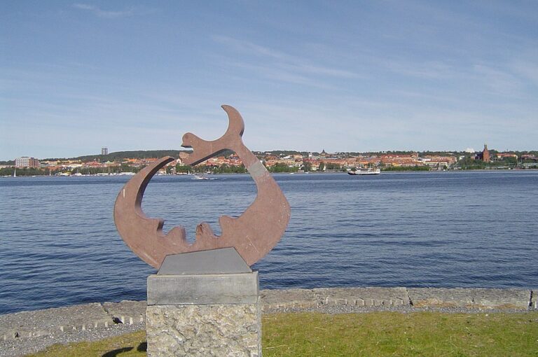 Další sochařská skulptura příšery Storsjöodjuret je přímo na břehu jezera. Zdroj foto: Zoef de Haas at Dutch Wikipedia, CC BY-SA 3.0 <https://creativecommons.org/licenses/by-sa/3.0/>, via Wikimedia Commons