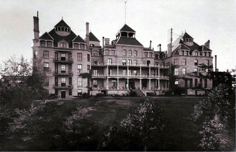 Hotel po celý rok hostí milovníky paranormálního vzrušení. Foto: DarwIn / Creative Commons / PD US