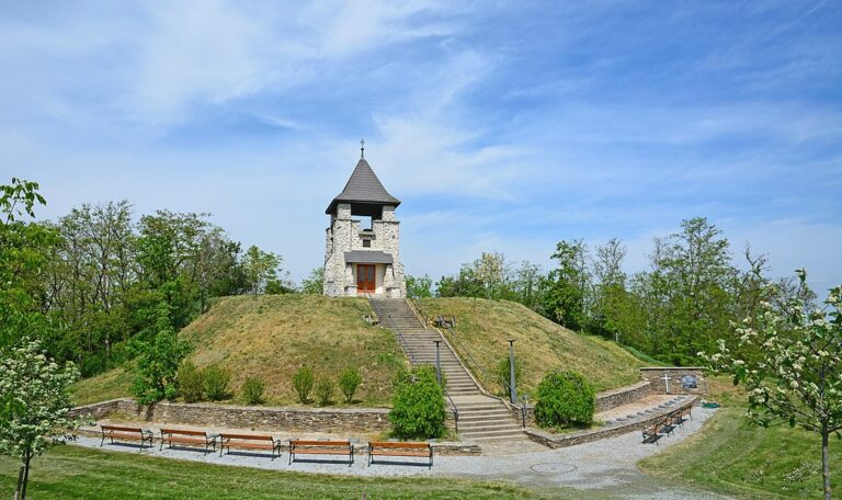 Na kopci Hutsaulberg se nachází válečný památník. Zdroj foto: Robert Heilinger, CC BY-SA 3.0 <https://creativecommons.org/licenses/by-sa/3.0>, via Wikimedia Commons