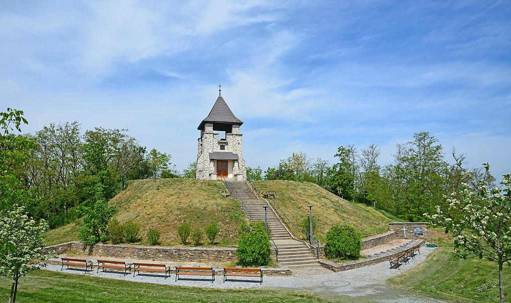 Na kopci Hutsaulberg se nachází válečný památník. Zdroj  foto:   Robert Heilinger, CC BY-SA 3.0 , via Wikimedia Commons