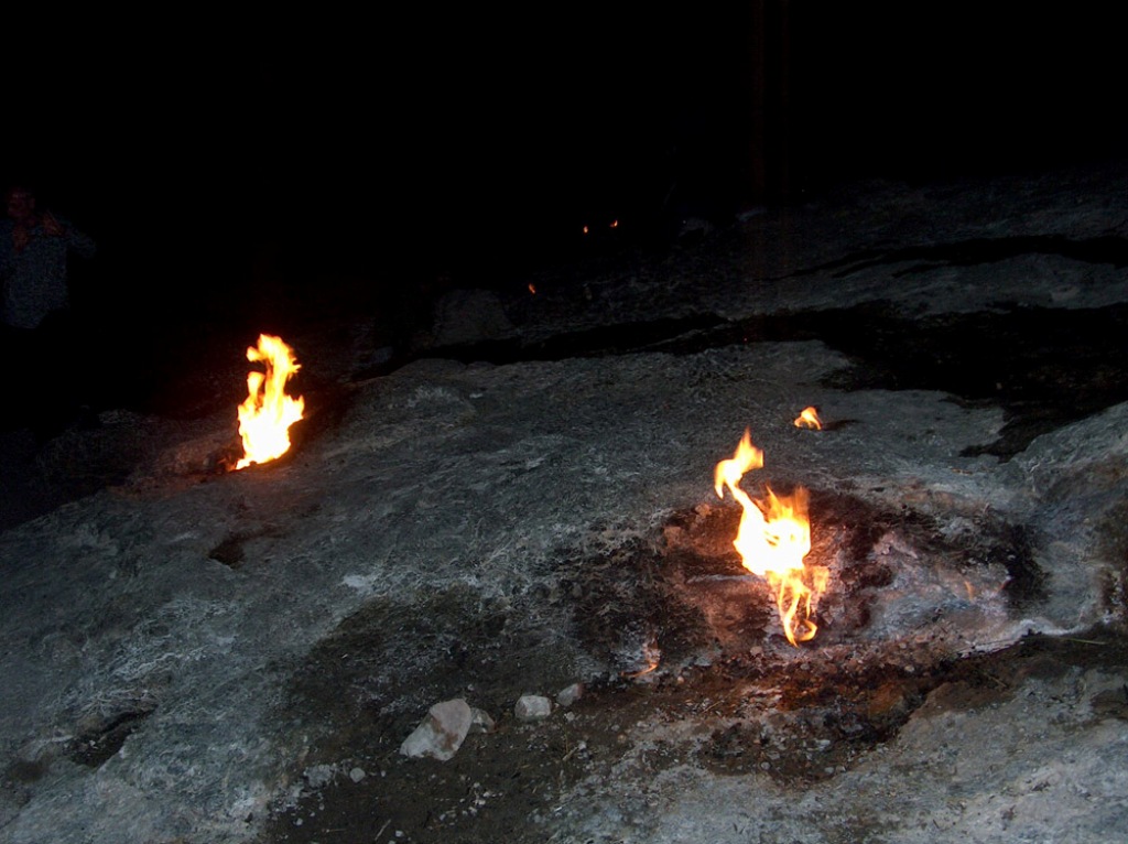Metan uniká v turecké lokalitě Ynartas i v současnosti. Zdroj foto:  yri Leskinen, CC BY-SA 3.0 , via Wikimedia Commons