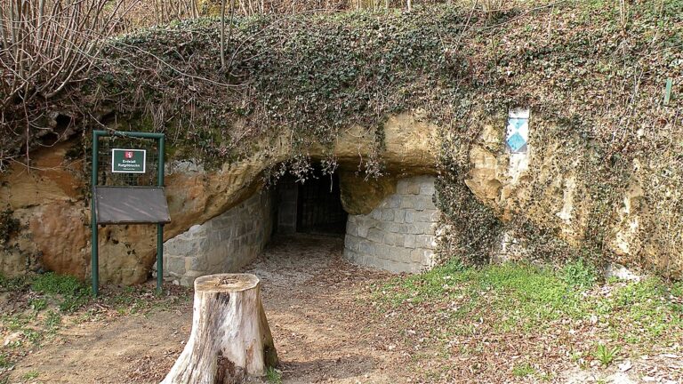 Jen málo těchto tunelů je využitelných v rámci turistického ruchu. Zdroj foto: Pfeifferfranz CC BY-SA 3.0 AT <https://creativecommons.org/licenses/by-sa/3.0/at/deed.en>, via Wikimedia Commons