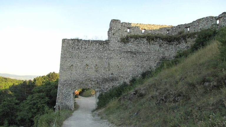 Pokud obviněná Báthoryová z hradu uprchla, jistě jen tak neprošla hradní branou… foto autor