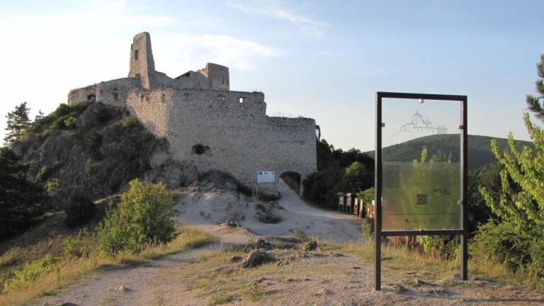 Na Čachtickém hradu byla hlášena i pozorování paranormálních jevů spjatých s příběhem o děsivých vraždách. foto autor