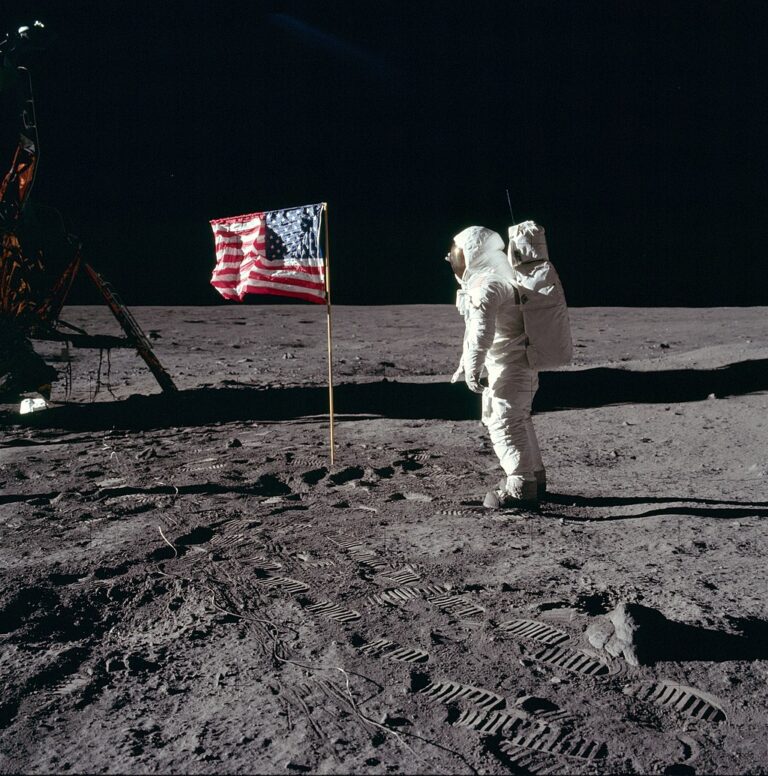 Vlajka zmizí. Ale jen jedna, bylo jich víc. Foto: NASA / Neil A. Armstrong - volné dílo