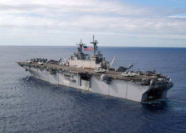 Válečná loď USS Kearsafe, foto Photographer's Mate Airman Sarah E. Ard / Creative Commons / Volné dílo