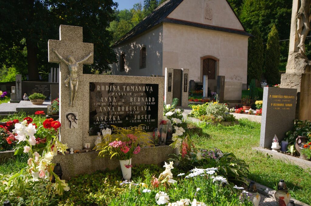 Hrob Anny Tomanové v Klášterci nad Orlicí, foto Jiří Komárek / Creative Commons / CC BY-SA 4.0 