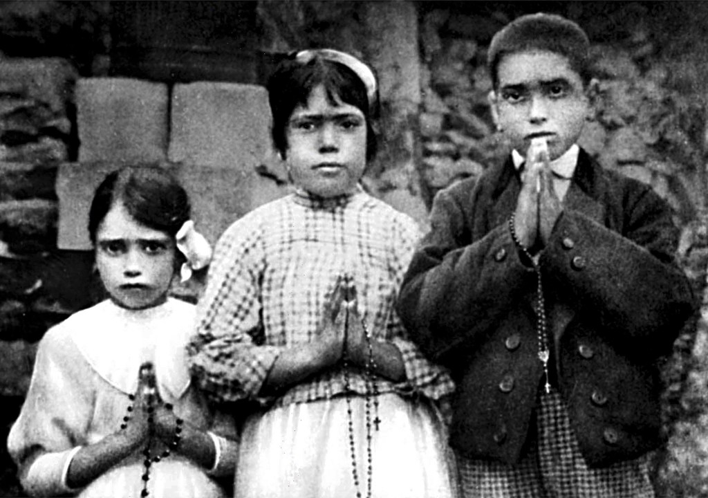 Děti z Fátimy, hlavní postavy mariánského zázraku: Lucie Santosová (uprostřed) a její sestřenice a bratranec Hyacinta a František Martoovi (1917). Foto: Creative commons, volné dílo 