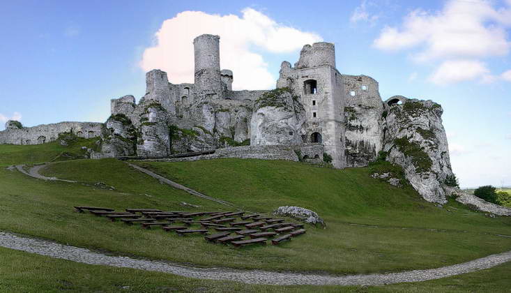 Ruina hradu Ogrodzieniec, pod nímž se měly dít nepředstavitelné hrůzy. FOTO: Kajtq / Creative Commons / CC BY-SA 3.0