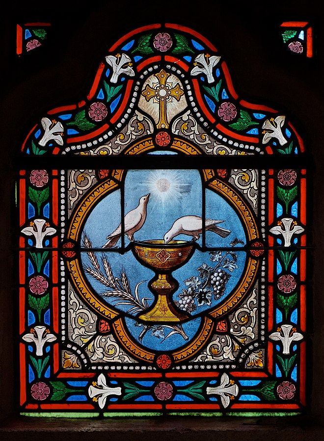 I v křesťanských svatostáncích je dnes Svatý grál zobrazován nejčastěji jako pohár. Zde na malovaném okně v katedrále v Quimperu. FOTO: Thesupermat, CC BY-SA 3.0, via Wikimedia Commons