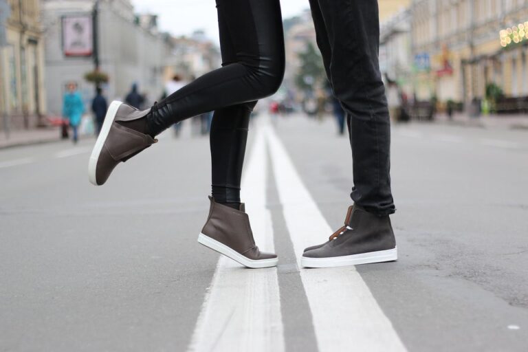 Líbání uprostřed silnice? Pokud nechcete mít zuté boty, raději ne... Foto: Pixabay