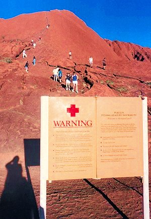 Do roku 2019 se na Uluru smělo šplhat. Poté to australská vláda zakázala. FOTO: Thomas Schoch, CC BY-SA 3.0, via Wikimedia Commons