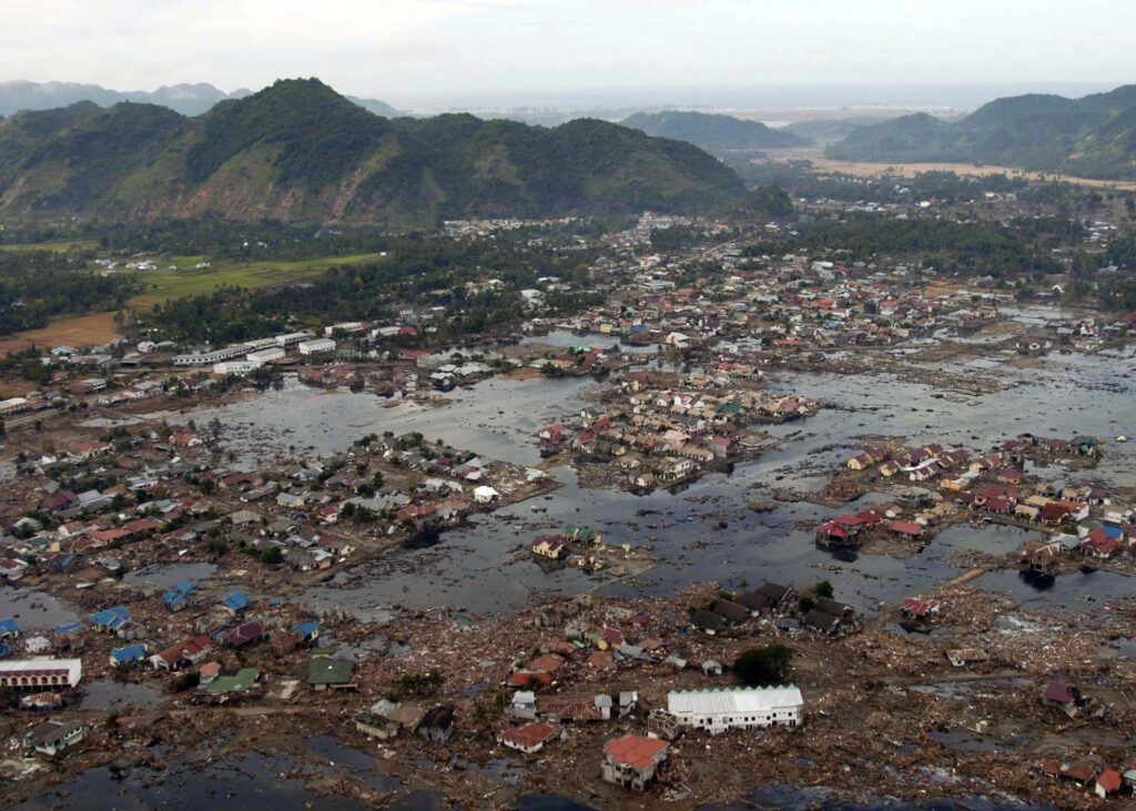 Pohled na zkázu způsobenou tsunami v roce 2004. FOTO: neznámý autor / Creative Commons / volné dílo 