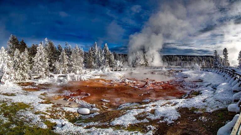 Yellowstone je jedním z mála míst na světě, kde můžete vidět, cítit a dokonce slyšet mocné geologické síly, které leží pod zemským povrchem. Foto: Pixabay