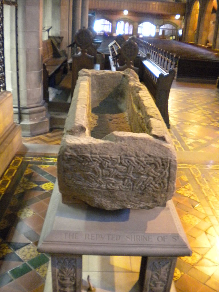 Jeden z kamenů byl opracovaný do podoby sarkofágu. Zdroj foto: Joedkins, CC BY-SA 3.0 <https://creativecommons.org/licenses/by-sa/3.0>, via Wikimedia Commons