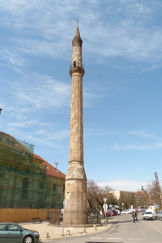 V Egeru se stále nachází i minaret. Jeden z původních sedmnácti, které zde Turci po ovládnutí města postavili. Zdroj foto: Derzsi Elekes Andor, CC BY-SA 3.0 <https://creativecommons.org/licenses/by-sa/3.0>, via Wikimedia Commons